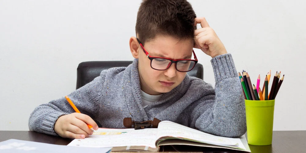 المساعدة في الواجبات المنزلية: كيفية دعم طفلك دون تولي المسؤولية