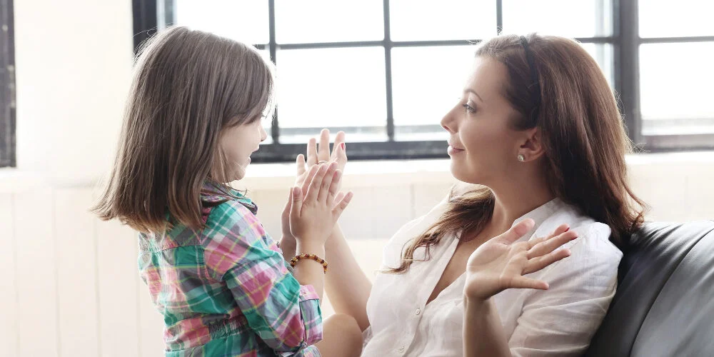 أهمية و كيفية الاستماع لطفلك