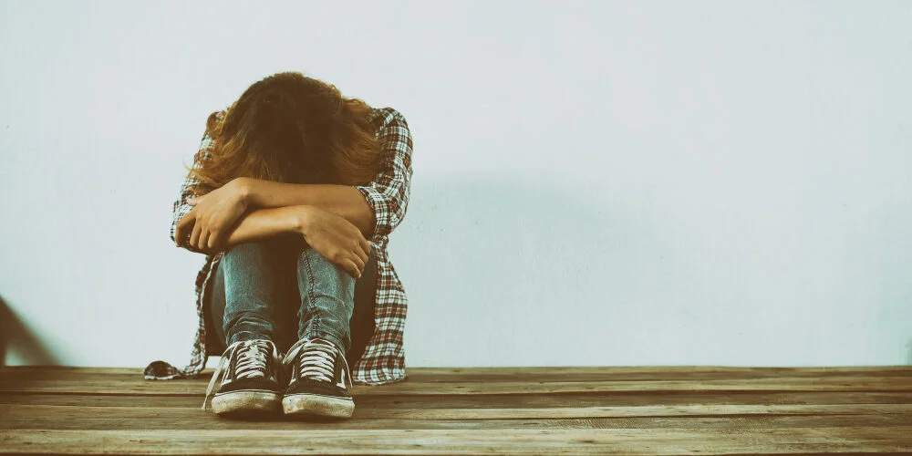 كيف تتحدث مع طفلك عن أفكار انتحارية؟