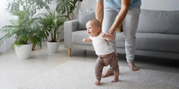 متى يمشي الطفل وكيف يمكن تشجيع الخطوات الأولى؟