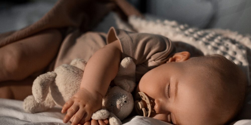 لماذا يتنفس طفلي بسرعة أثناء النوم؟ إليك ما تحتاج إلى معرفته